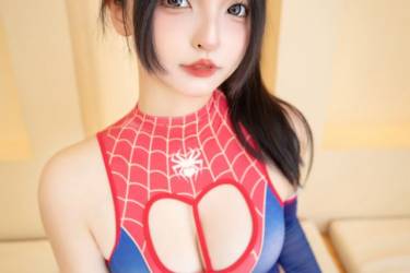 神楽坂真冬的蜘蛛格温cosplay：二次元英雄跃然微博热搜！